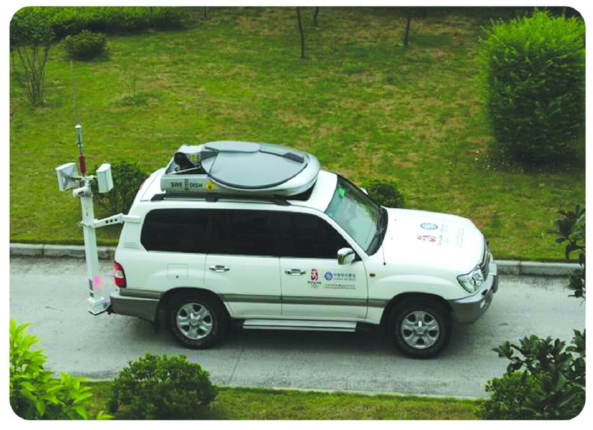 Free-standing manual mast